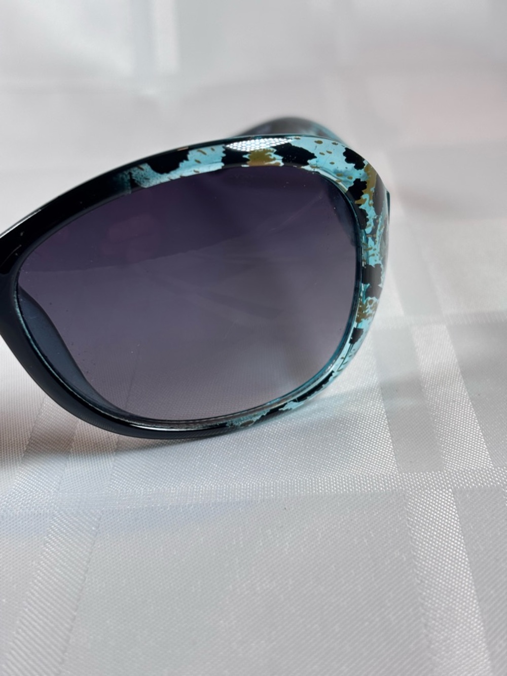 MUST BUNDLE 3 $5 ITEMS Black and BlueGreen Pattern Sunglasses - Picture 9 of 10